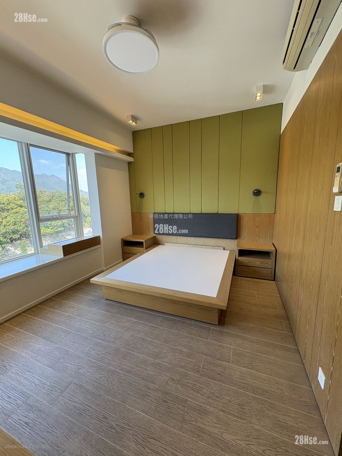 The Beverly Hills Sell 4 Bedrooms , 2 Bathrooms 1,902 ft²