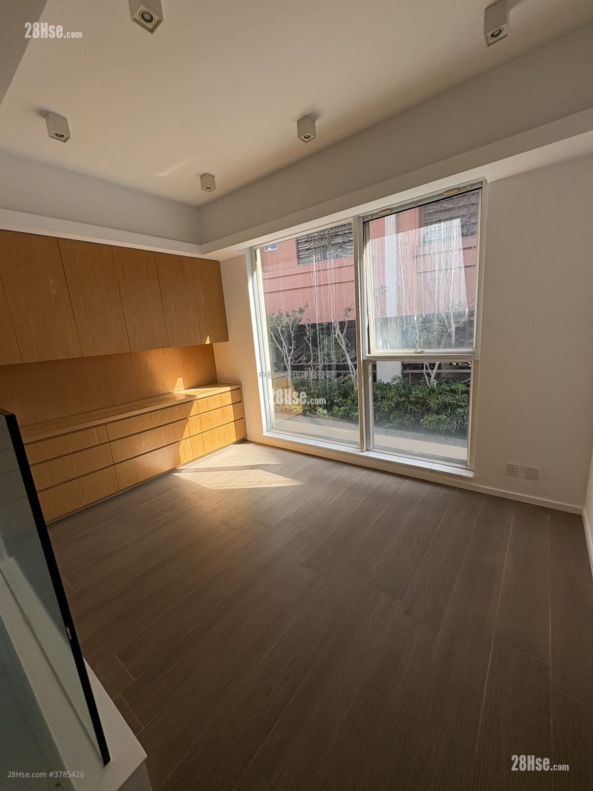 The Beverly Hills Sell 4 Bedrooms , 2 Bathrooms 1,902 ft²