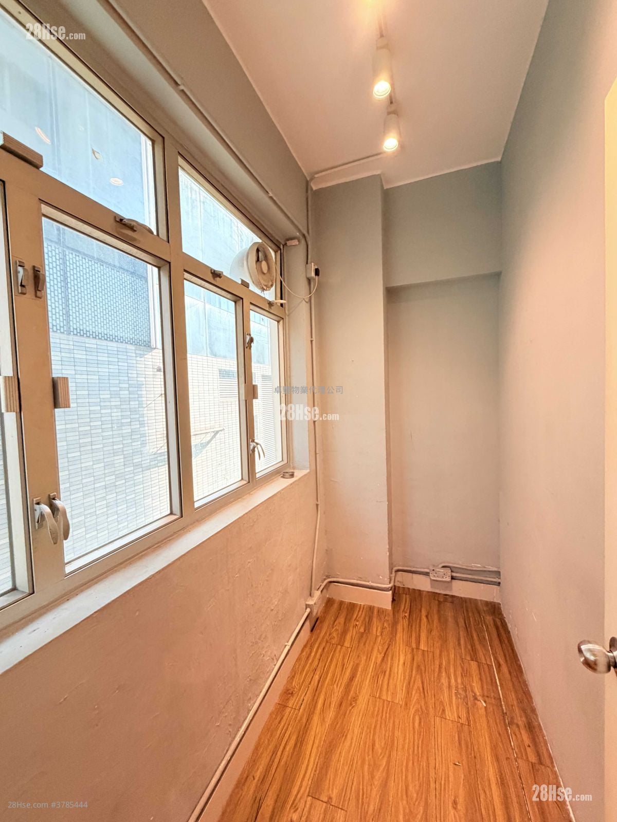 Tong Yuen Factory Building Rental Studio , 4 Toilets 2,100 ft²
