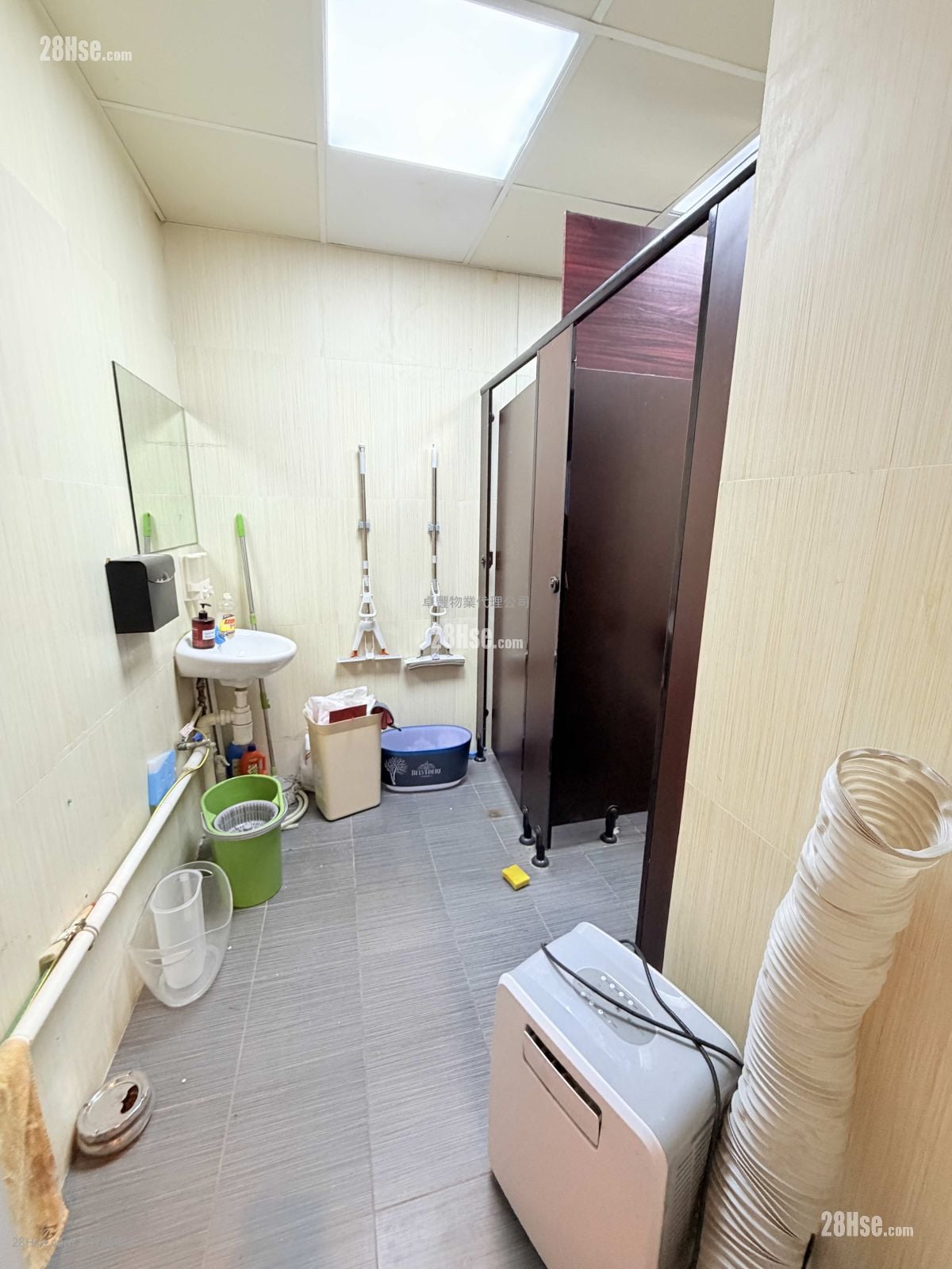 Tong Yuen Factory Building Rental Studio , 4 Toilets 2,100 ft²