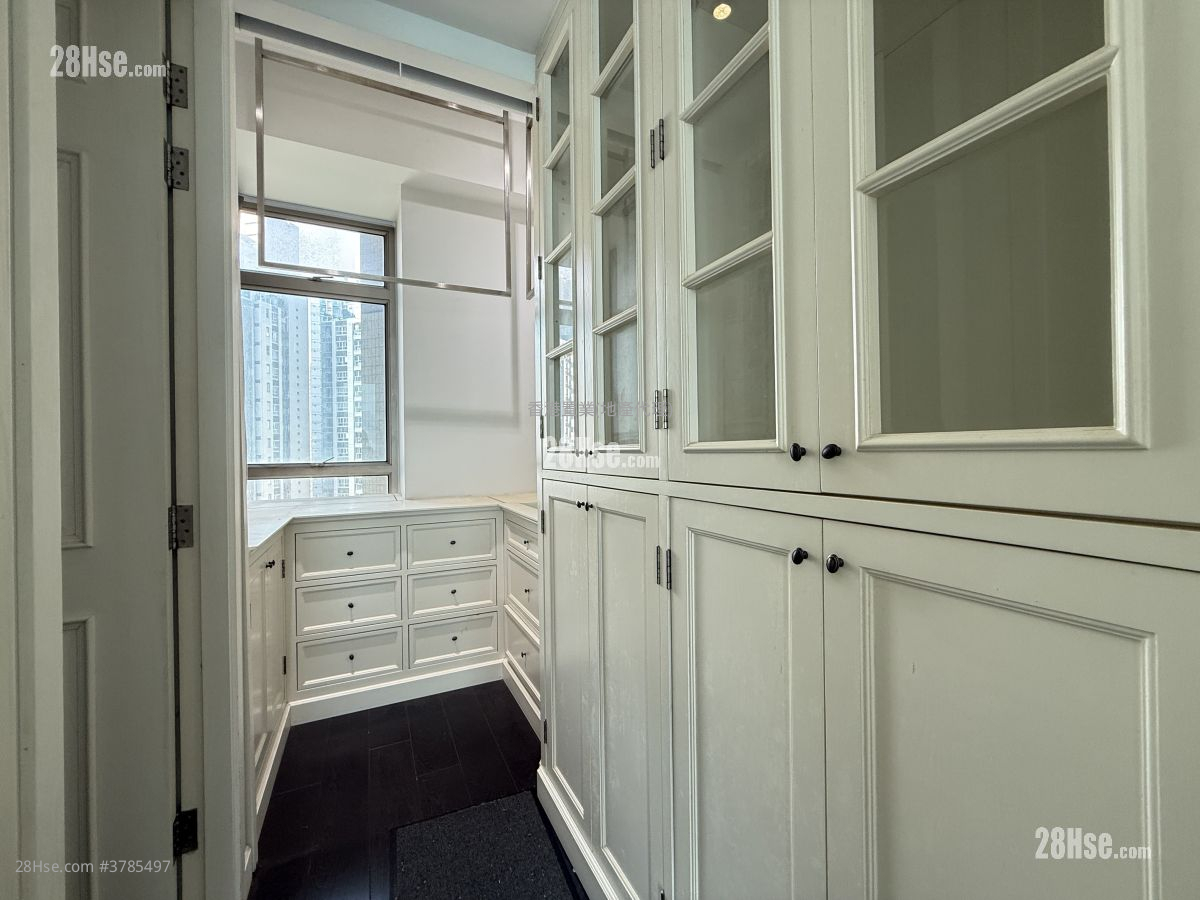 One Silversea Sell 2 Bedrooms , 2 Bathrooms 963 ft²