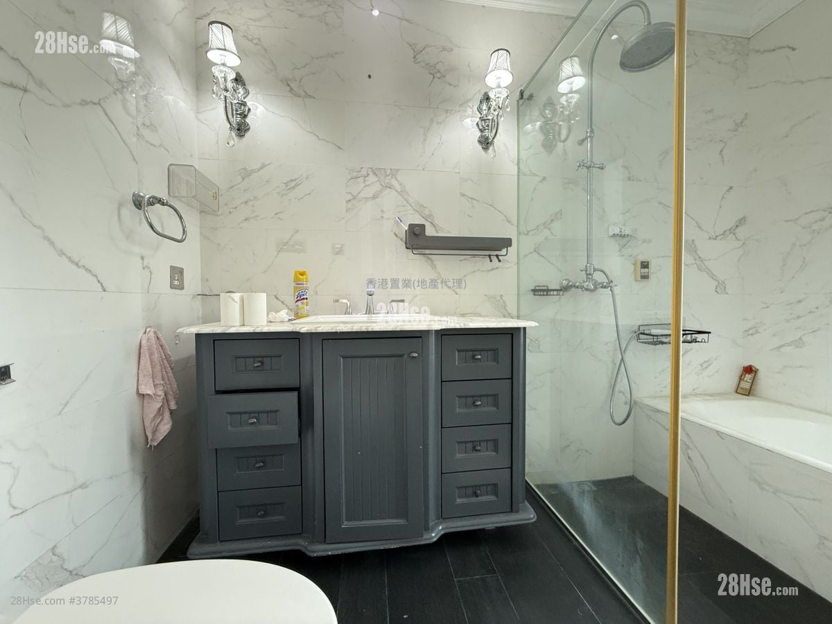 One Silversea Sell 2 Bedrooms , 2 Bathrooms 963 ft²