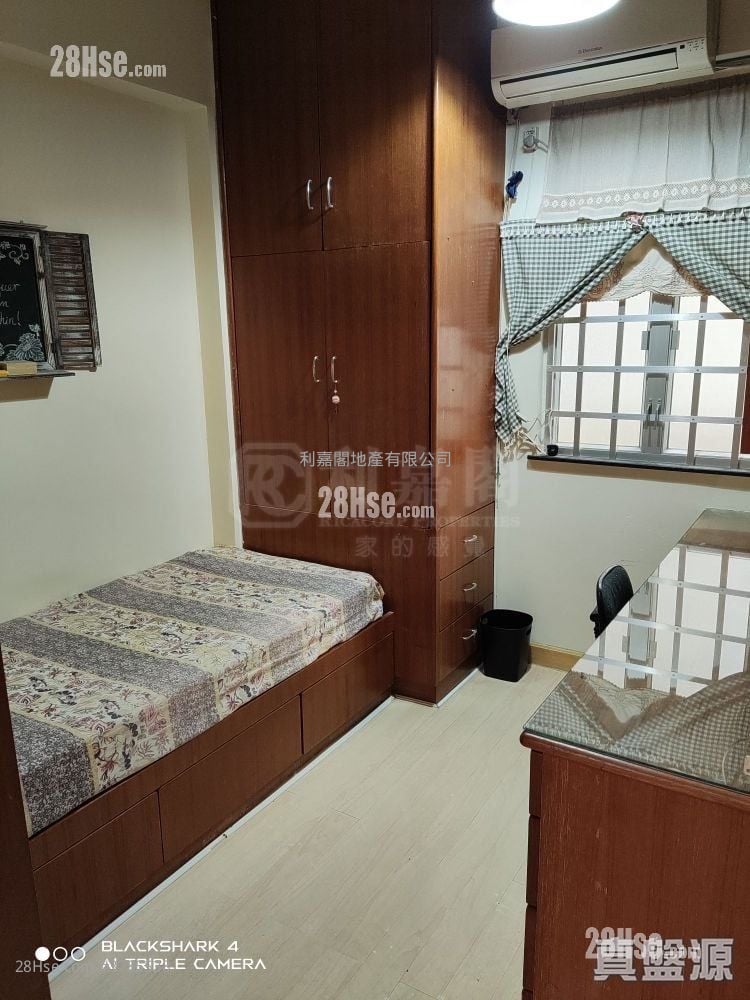 Pak Lee Building Sell 3 Bedrooms 670 ft²