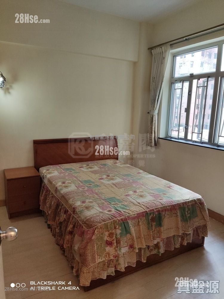 Pak Lee Building Sell 3 Bedrooms 670 ft²