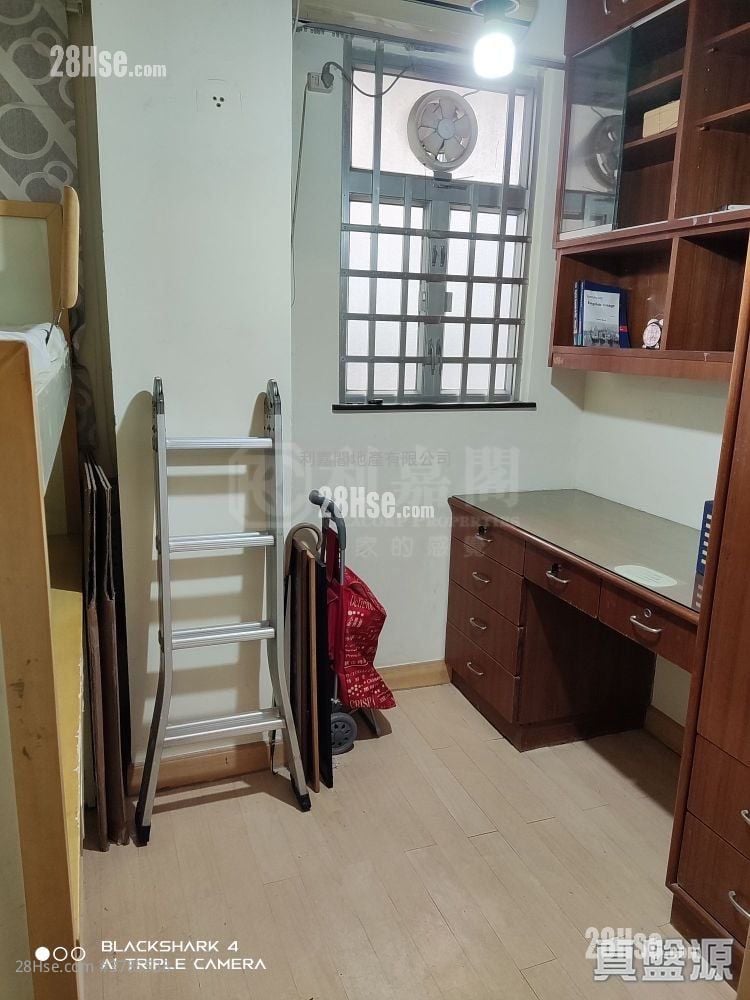 Pak Lee Building Sell 3 Bedrooms 670 ft²