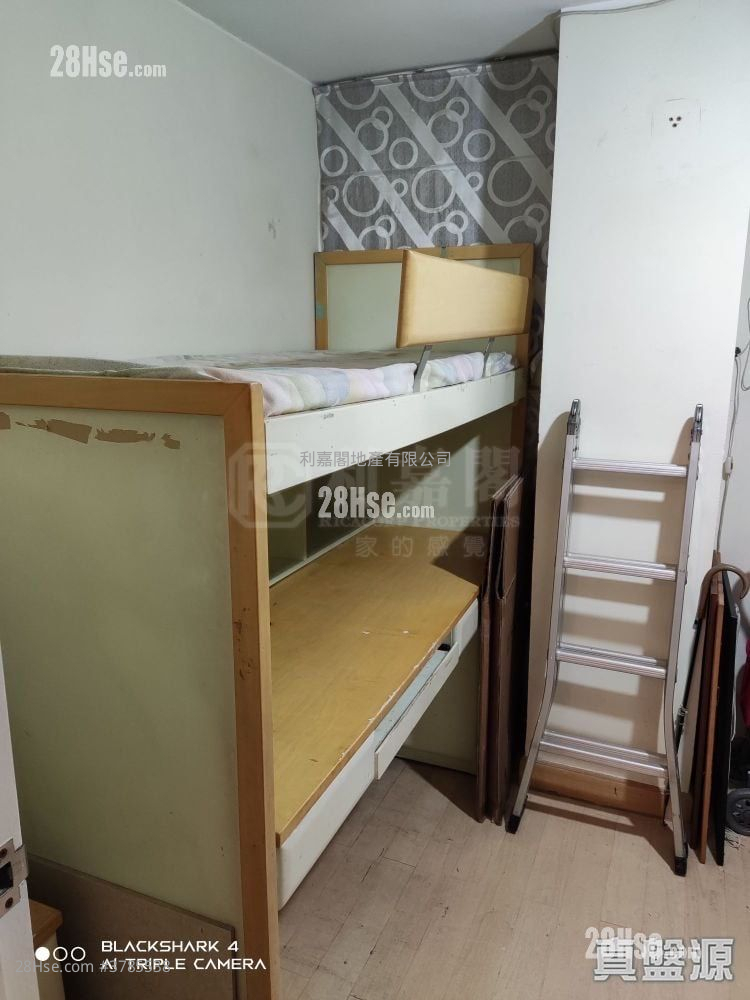 Pak Lee Building Sell 3 Bedrooms 670 ft²