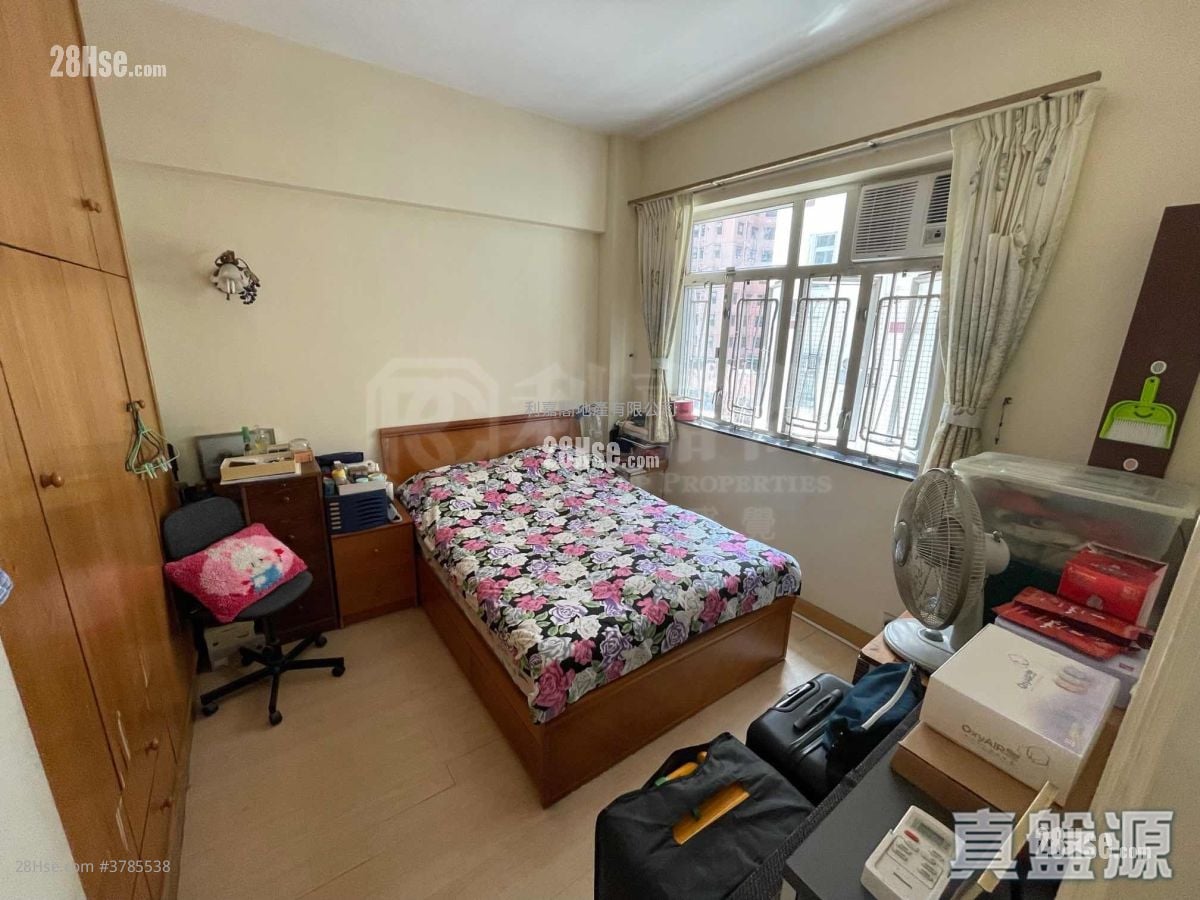 Pak Lee Building Sell 3 Bedrooms 670 ft²