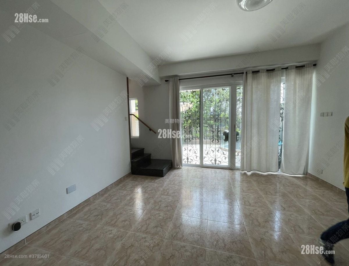 living room: Seasons Palace Sell 3 Bedrooms , 3 Bathrooms 926 ft²