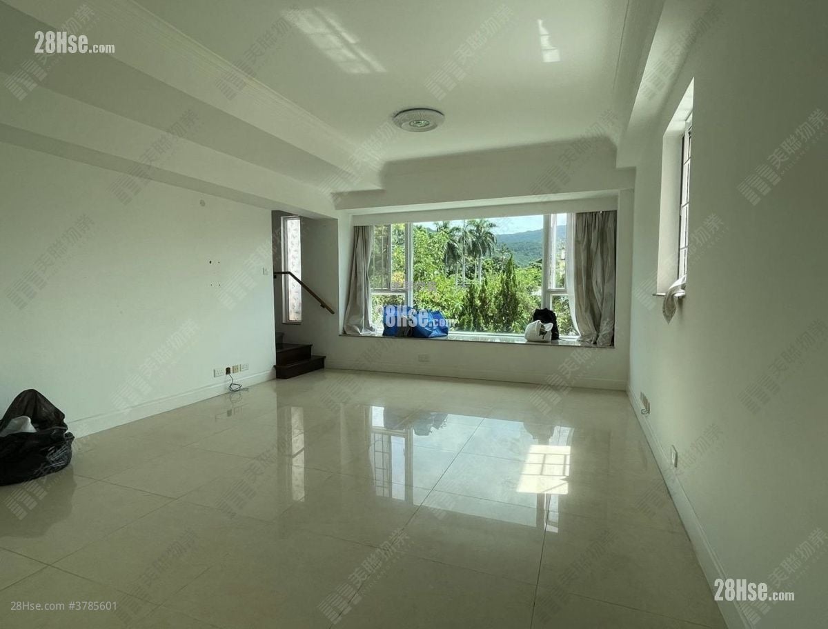 living room: Seasons Palace Sell 3 Bedrooms , 3 Bathrooms 926 ft²