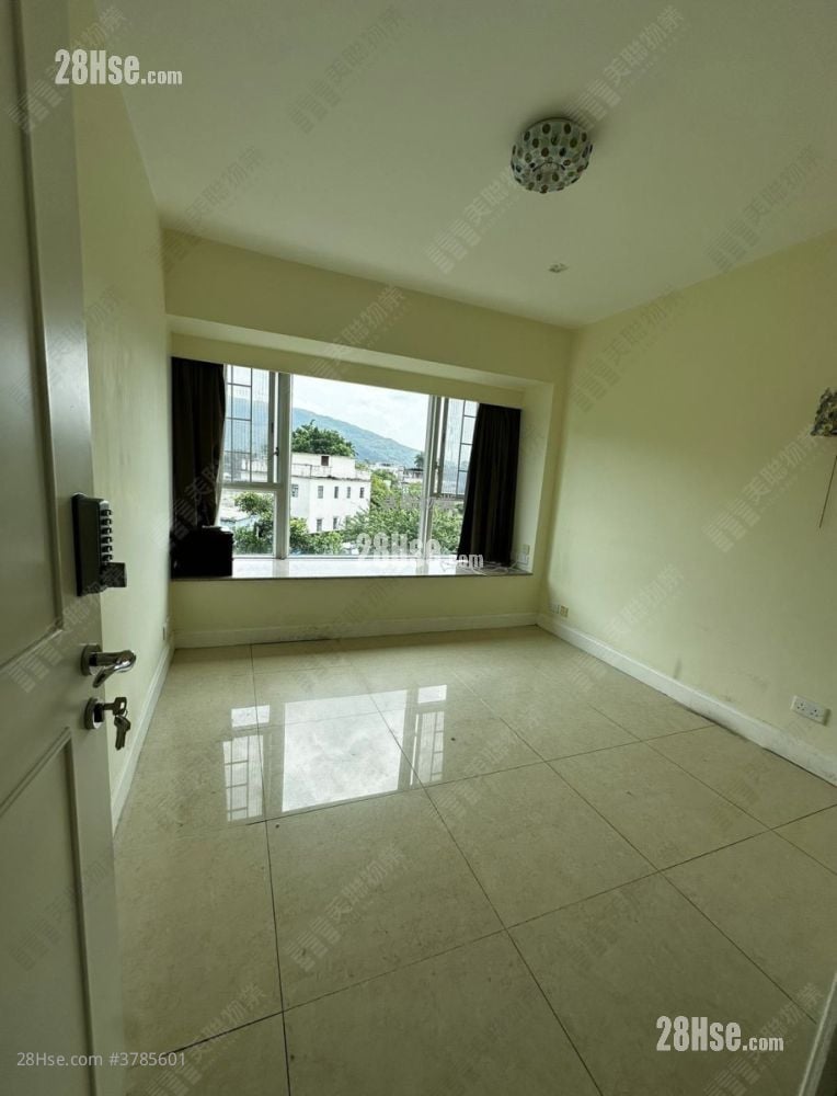 living room: Seasons Palace Sell 3 Bedrooms , 3 Bathrooms 926 ft²