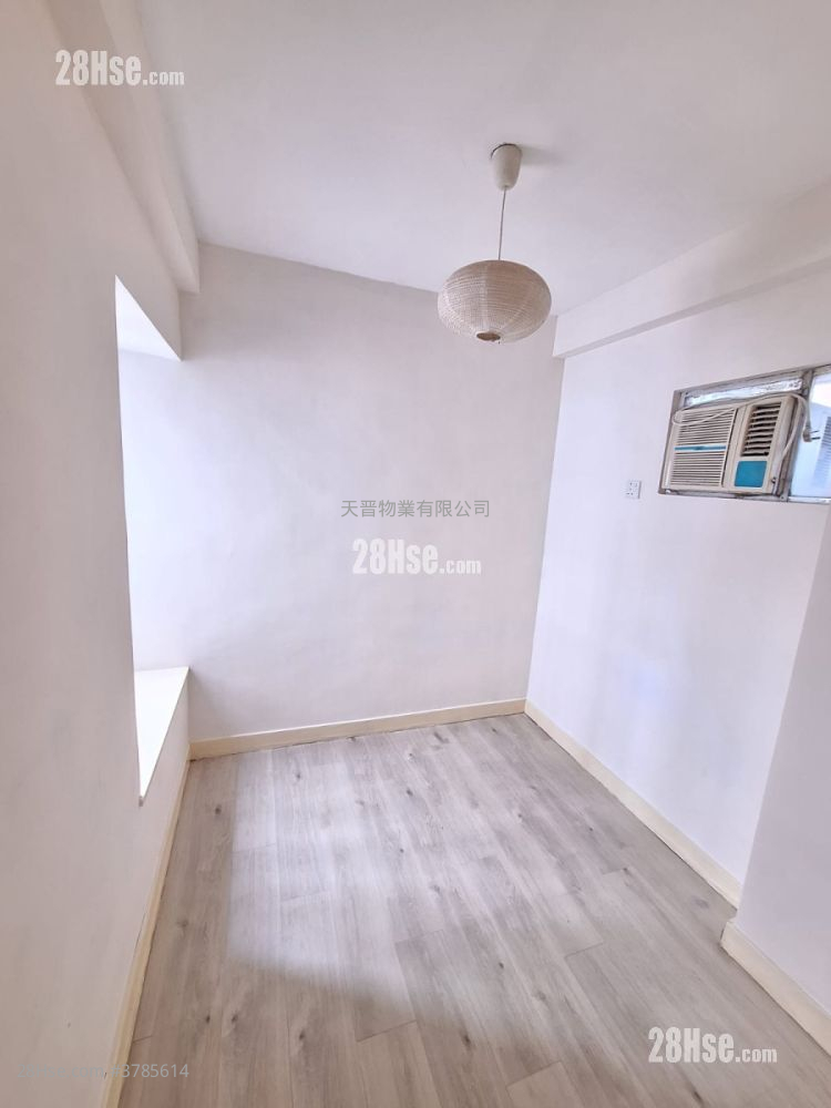 Hip Fai Building Sell 3 Bedrooms , 1 Bathroom 377 ft²