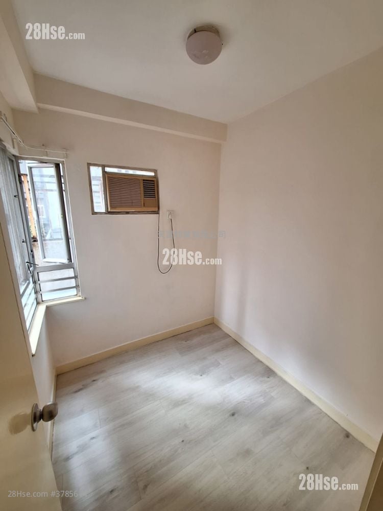 Hip Fai Building Sell 3 Bedrooms , 1 Bathroom 377 ft²