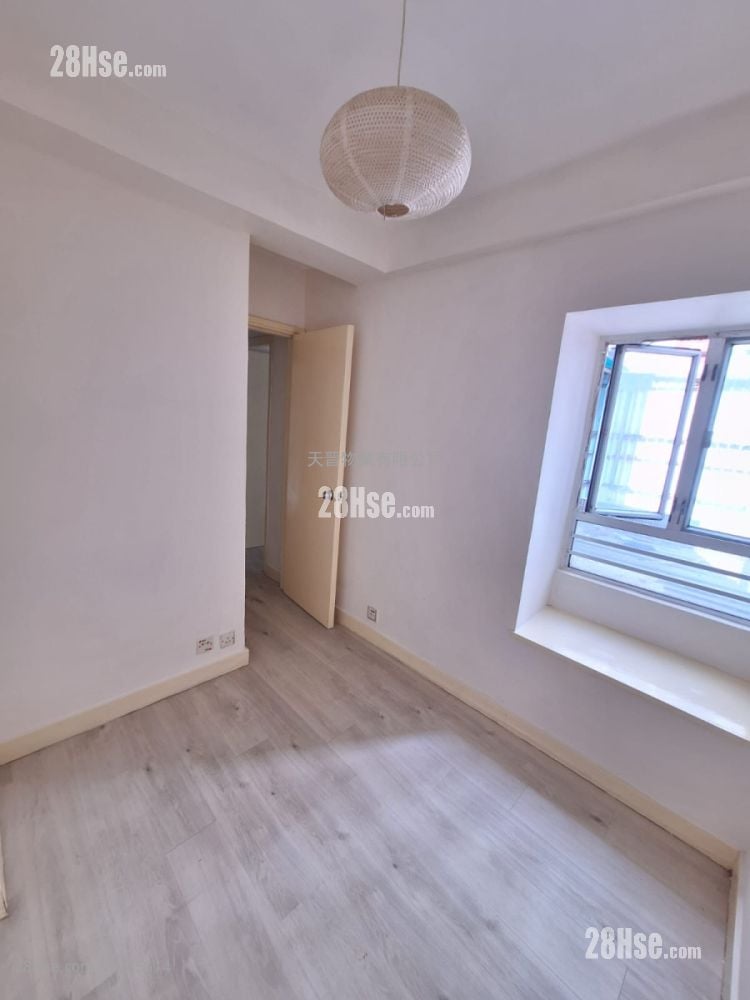 Hip Fai Building Sell 3 Bedrooms , 1 Bathroom 377 ft²