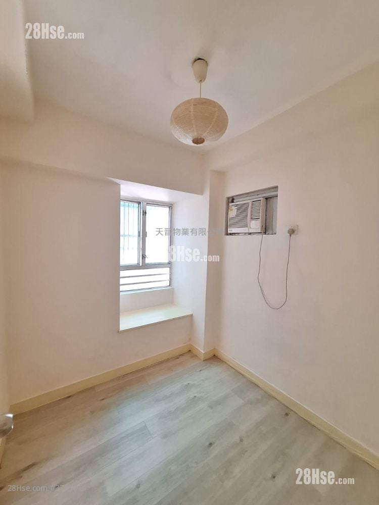 Hip Fai Building Sell 3 Bedrooms , 1 Bathroom 377 ft²