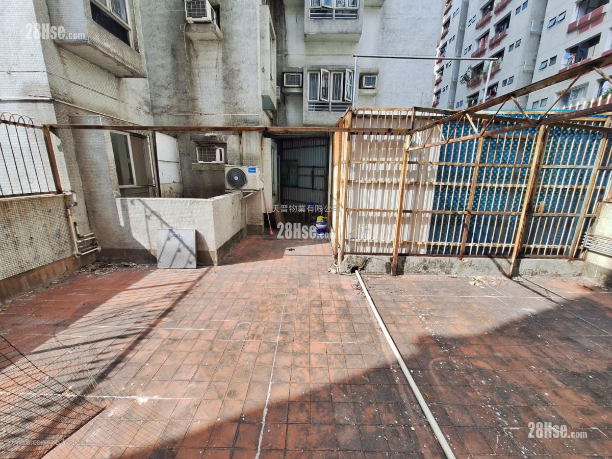 Hip Fai Building Sell 3 Bedrooms , 1 Bathroom 377 ft²