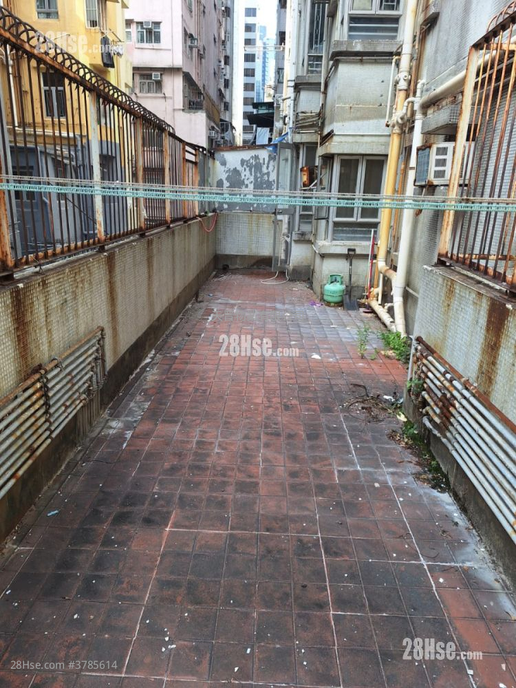 Hip Fai Building Sell 3 Bedrooms , 1 Bathroom 377 ft²