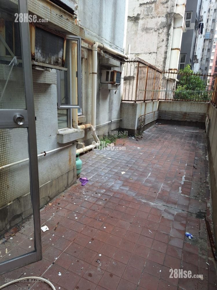 Hip Fai Building Sell 3 Bedrooms , 1 Bathroom 377 ft²