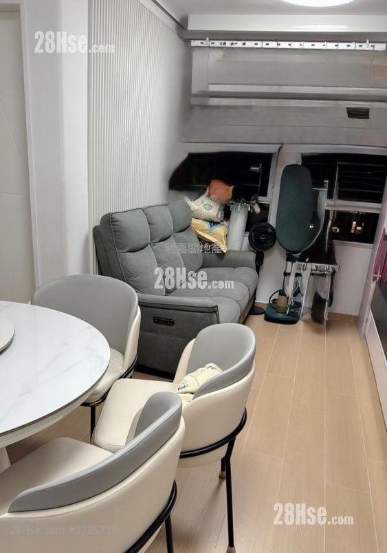 Lok Nga Court Sell 2 Bedrooms 447 ft²