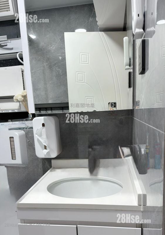 Lok Nga Court Sell 2 Bedrooms 447 ft²