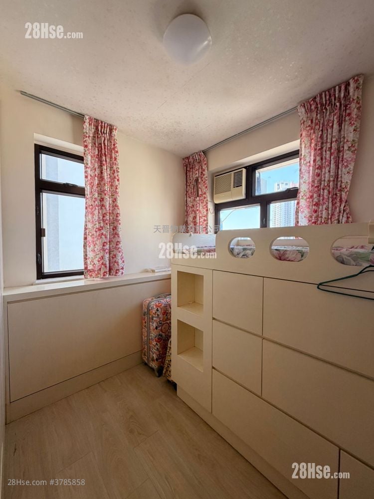 Faerie Court Sell 2 Bedrooms , 1 Bathroom 309 ft²