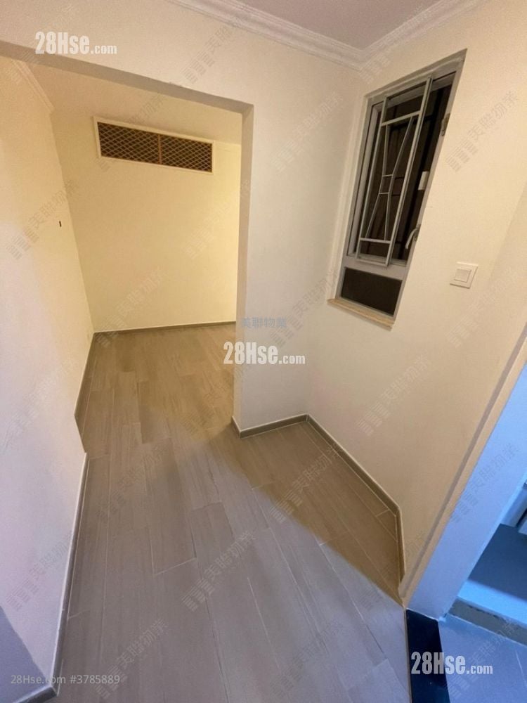 Siu Hong Court Sell 3 Bedrooms 553 ft²