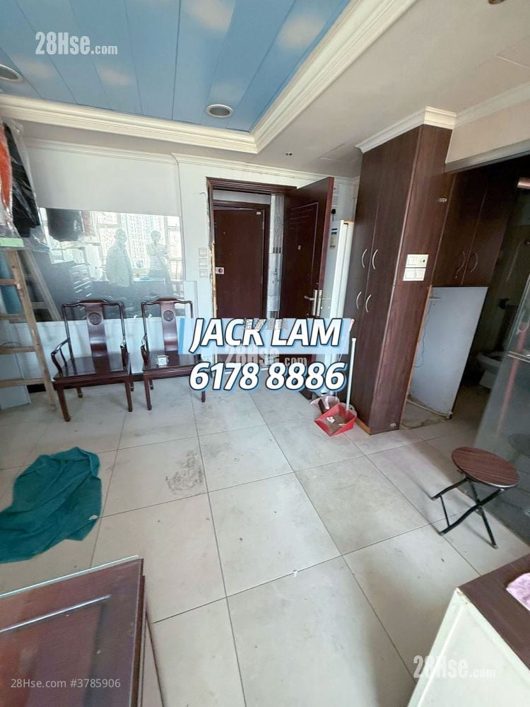 Man Wai Building Sell 3 Bedrooms , 1 Bathroom 745 ft²