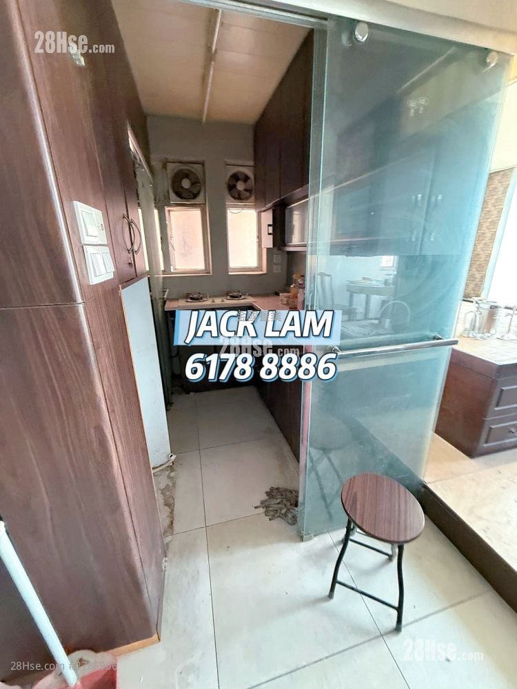 Man Wai Building Sell 3 Bedrooms , 1 Bathroom 745 ft²