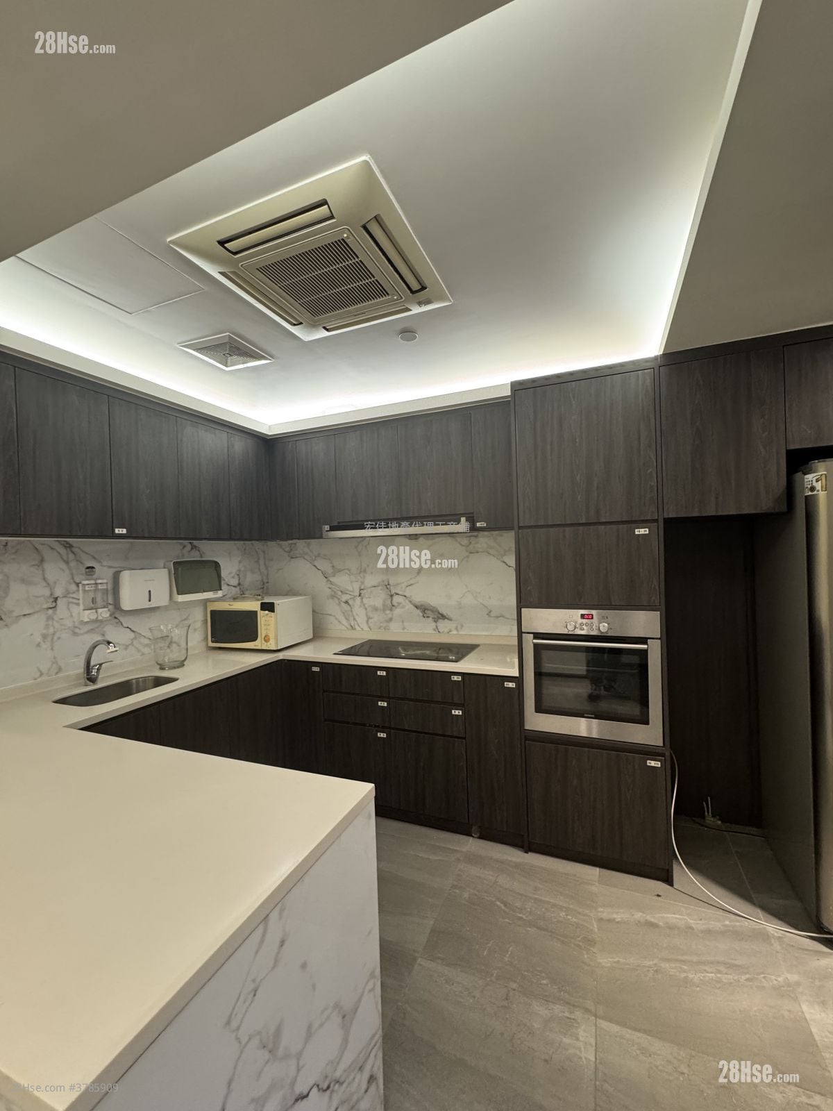 恒胜中心 租盘 5+ 房 , 2 厕所 2,547 平方尺