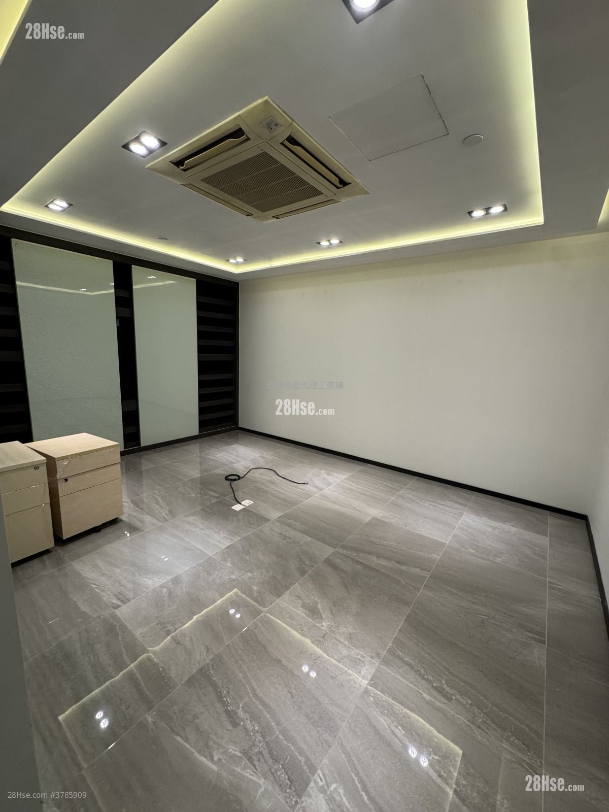 恒胜中心 租盘 5+ 房 , 2 厕所 2,547 平方尺