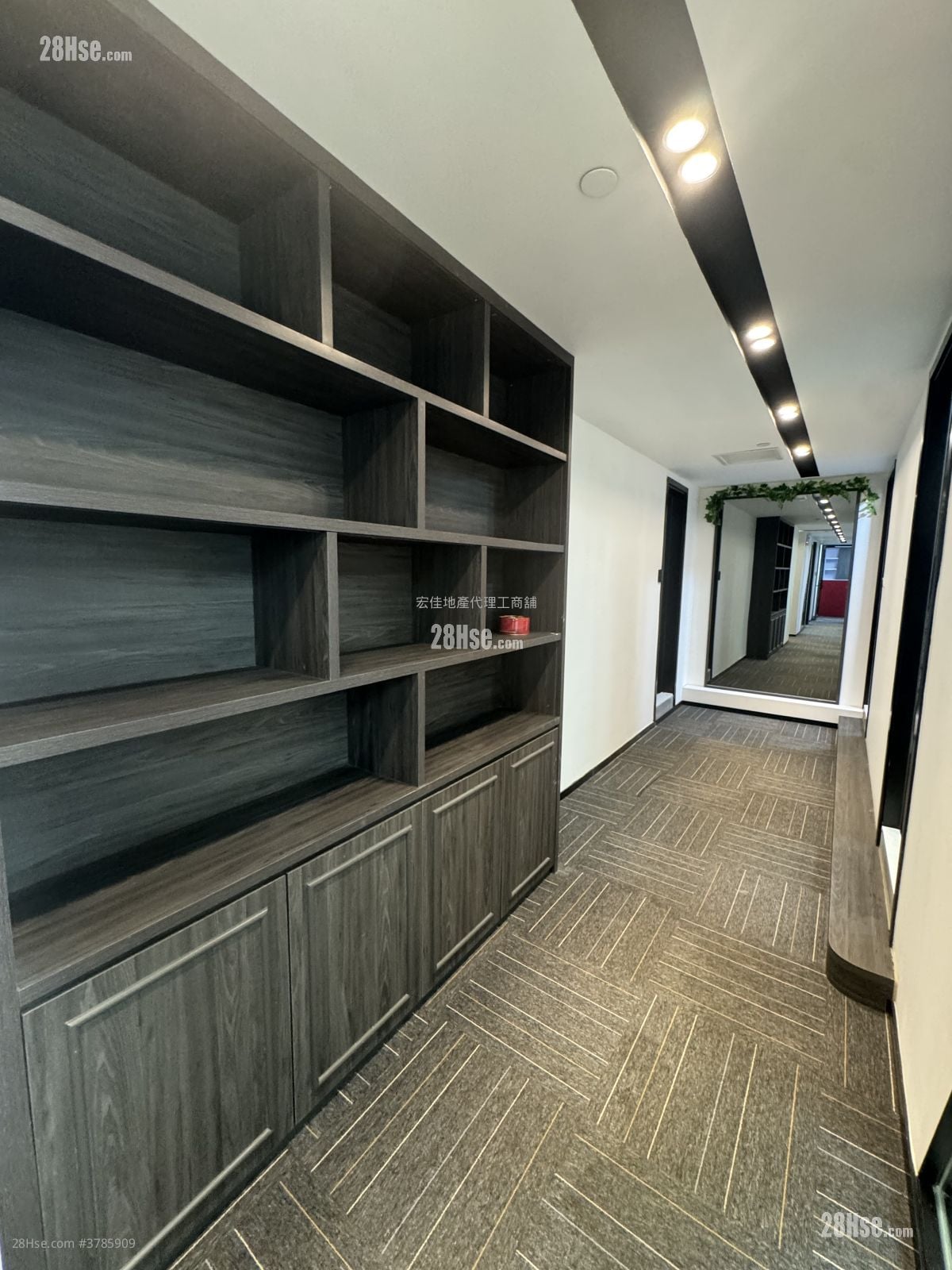 恒胜中心 租盘 5+ 房 , 2 厕所 2,547 平方尺