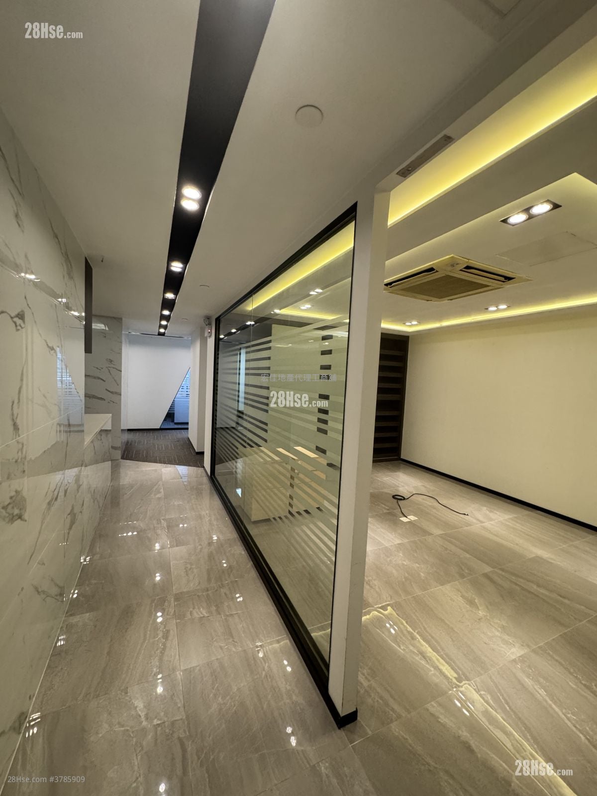 恒胜中心 租盘 5+ 房 , 2 厕所 2,547 平方尺