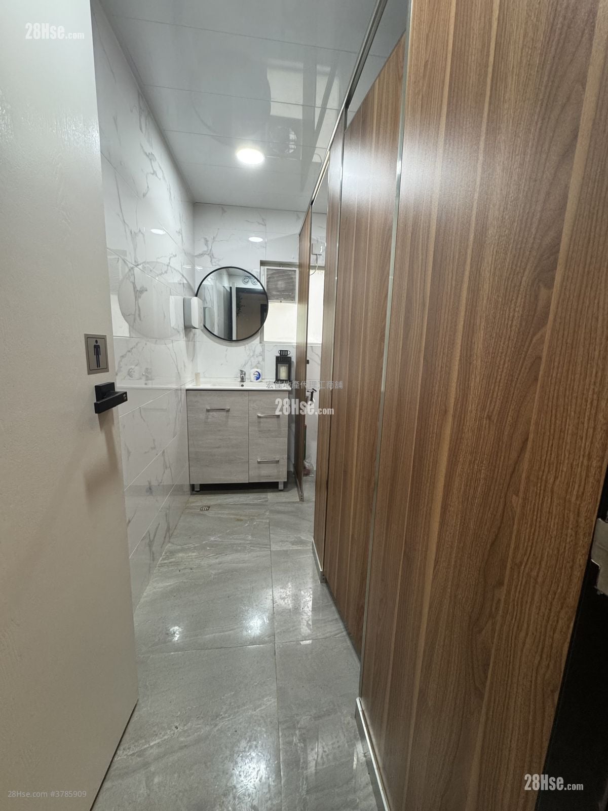 恒胜中心 租盘 5+ 房 , 2 厕所 2,547 平方尺