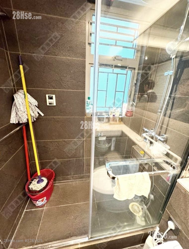 Centre Place Rental 2 Bedrooms , 1 Bathroom 474 ft²