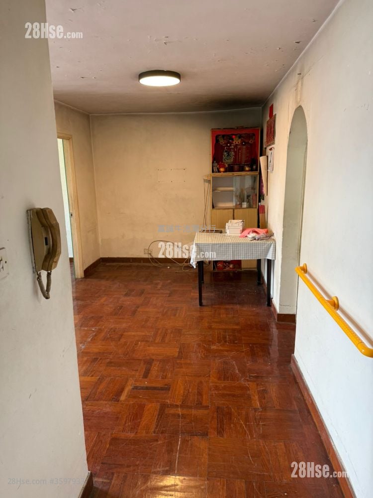 King Lai Court Sell 3 Bedrooms , 1 Bathroom 645 ft²