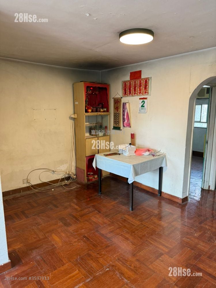 King Lai Court Sell 3 Bedrooms , 1 Bathroom 645 ft²