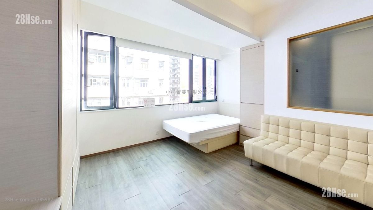 living room: The Jordan Rental Studio , 1 Bathroom 390 ft²