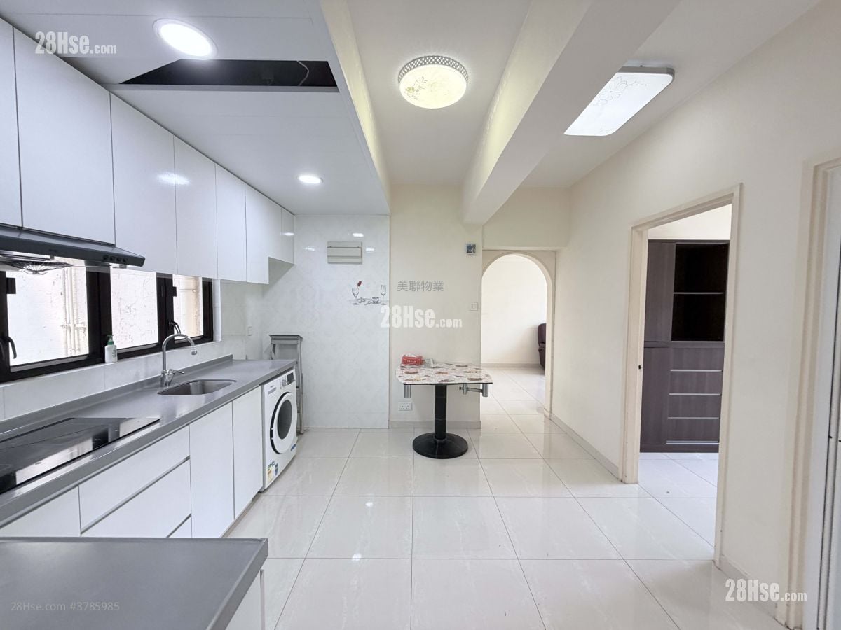 Crystal Court Sell 3 Bedrooms , 2 Bathrooms 712 ft²