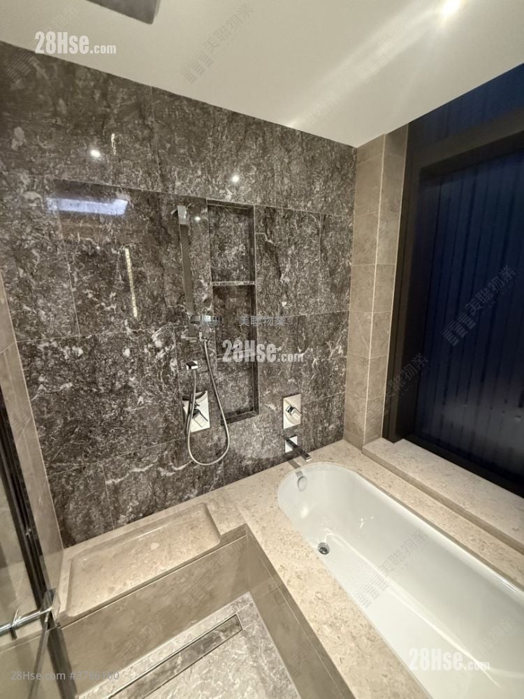 bathroom: Eden Manor Rental 4 Bedrooms , 4 Bathrooms 1,314 ft²