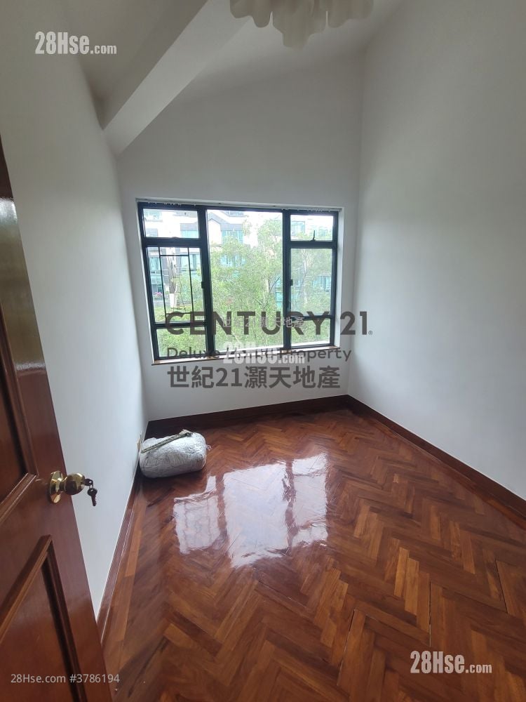 倚龙山庄 租盘 3 房 , 3 浴室 1,586 平方尺