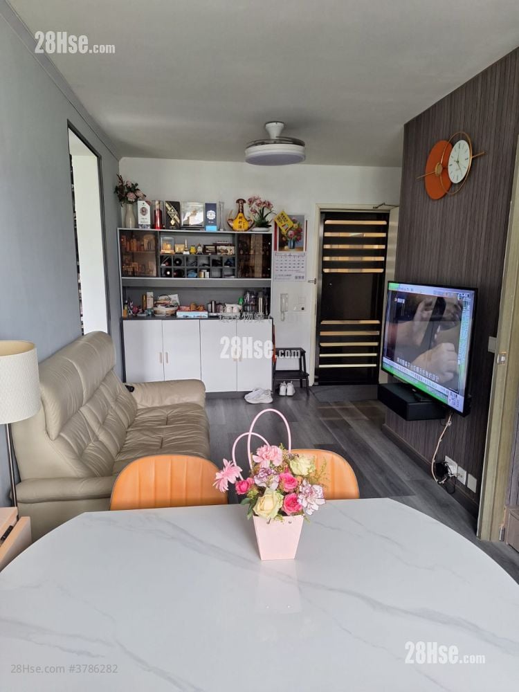 Kam Chun Court Sell 2 Bedrooms , 1 Bathroom 447 ft²