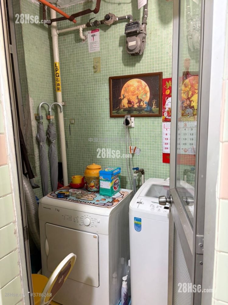 Ming Nga Court Sell 2 Bedrooms 363 ft²