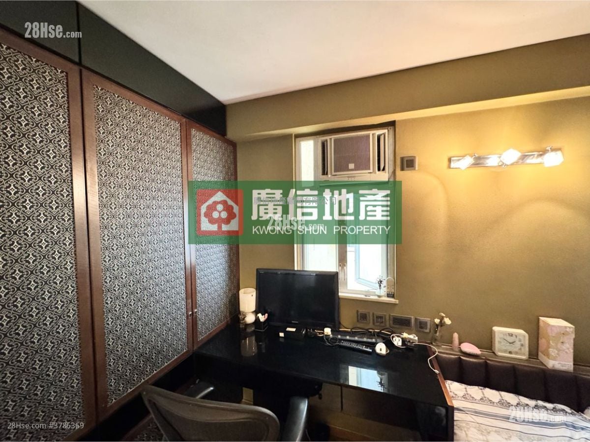 Shun Hing Building Sell 2 Bedrooms , 1 Bathroom