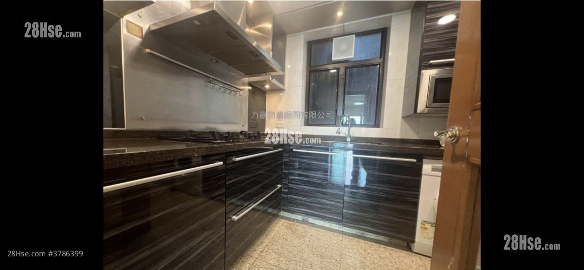 The Arch Sell 846 ft²