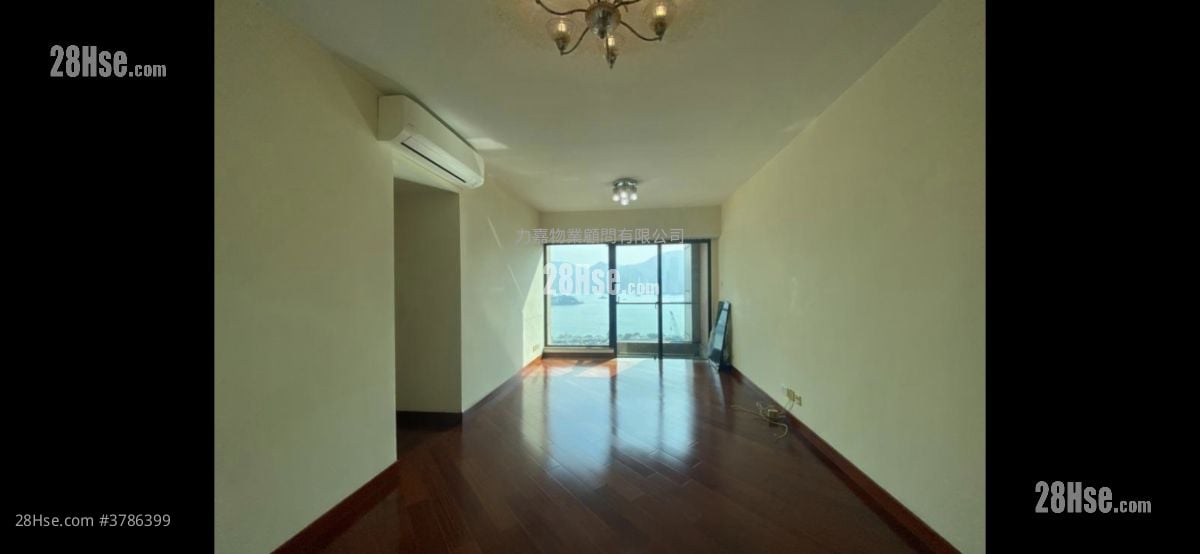 The Arch Sell 846 ft²