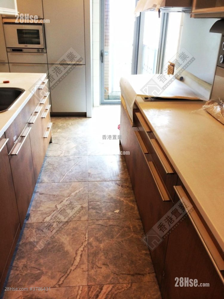 Manhattan Hill Sell 4 Bedrooms , 3 Bathrooms 1,351 ft²