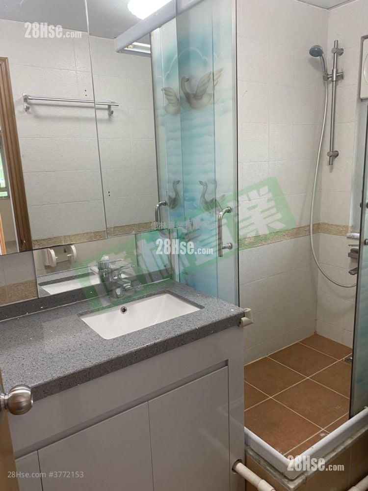 Hong Wah Court Sell 2 Bedrooms , 1 Bathroom 380 ft²