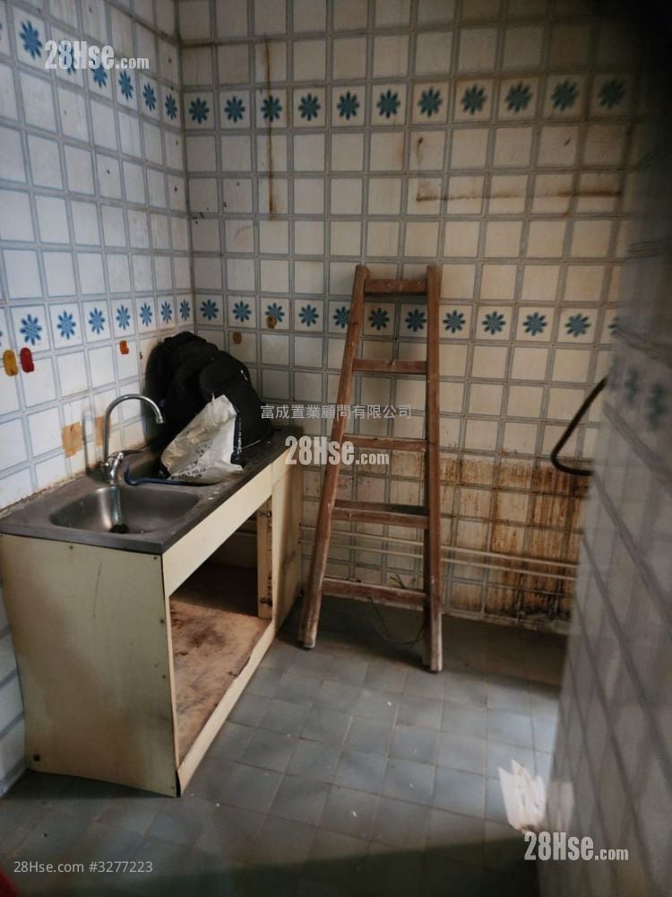 Hiu Ming Court Sell 360 ft²