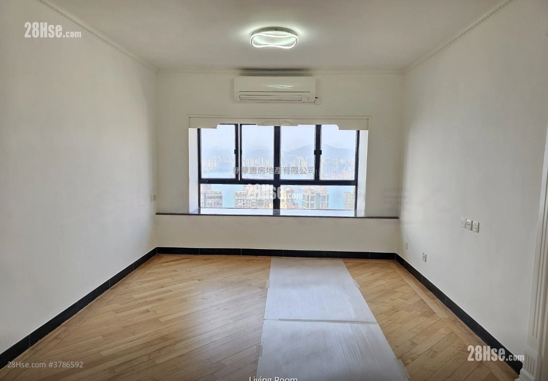 living room: Lyttelton Garden Rental 3 Bedrooms , 2 Bathrooms 863 ft²