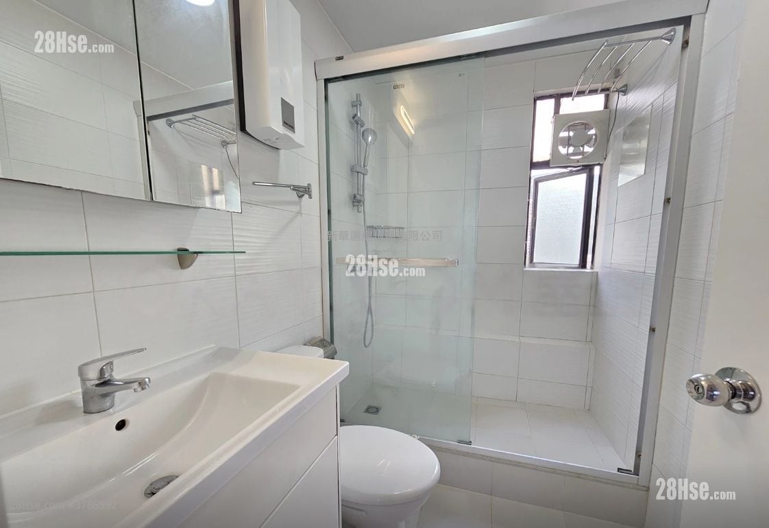 bathroom: Lyttelton Garden Rental 3 Bedrooms , 2 Bathrooms 863 ft²
