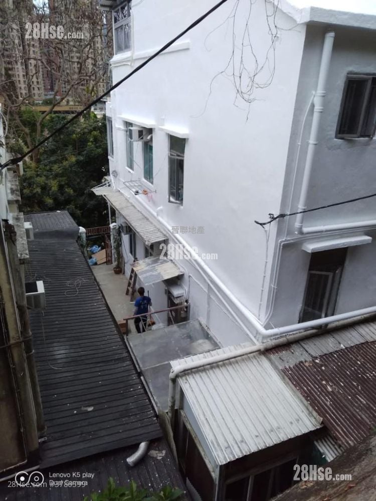 Village Sell 1,050 ft²